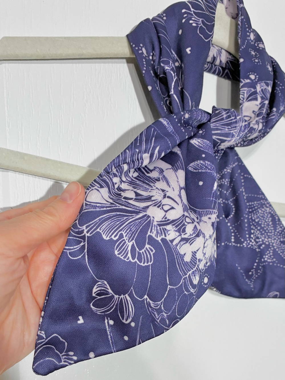 Vintage Abstract Floral Skinny Scarf Navy & White 32”L - Picture 3 of 6